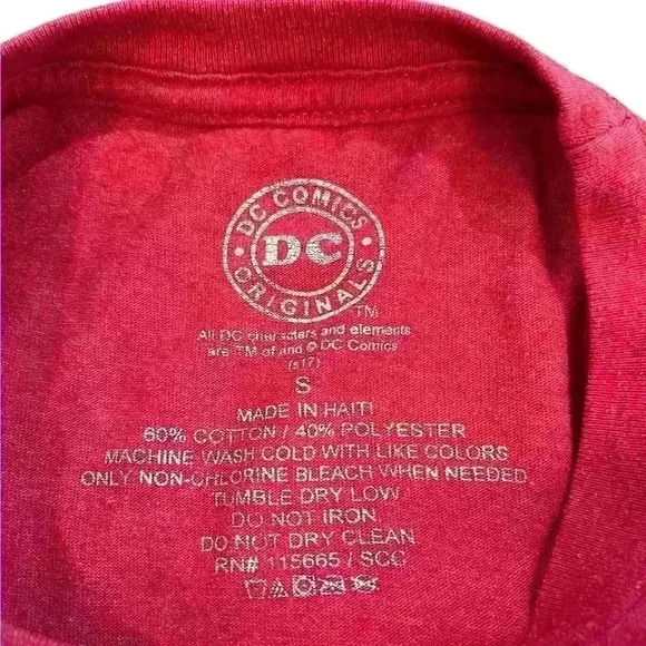 DC Comics Men’s Small Flash Short Sleeve Tee one small hole on shoulder - Picture 4 of 4